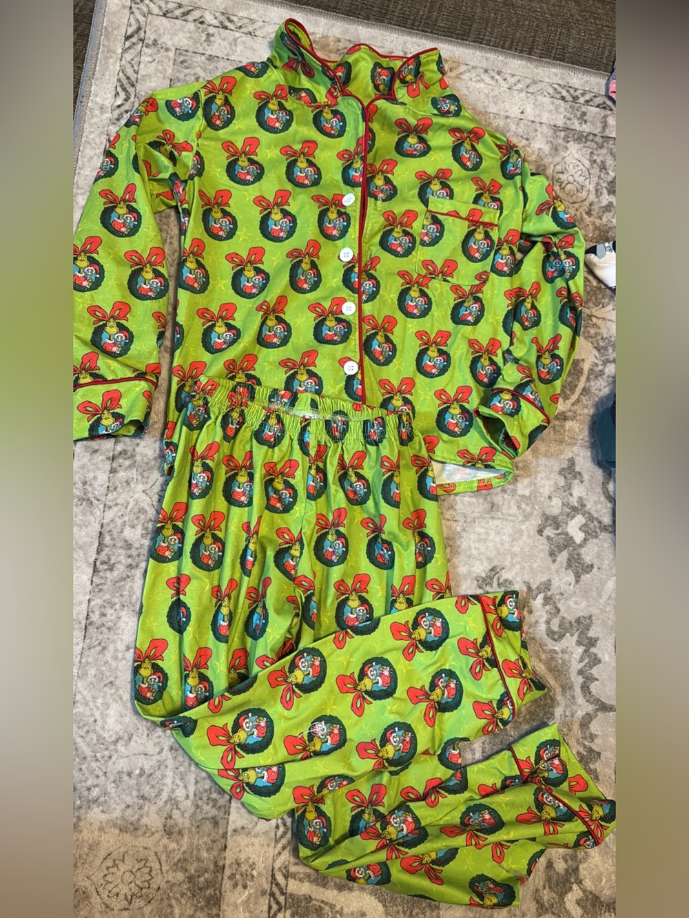 Kids Green GRINCH Holiday Wreath/Bow Print Pajama Set (BOUTIQUE)